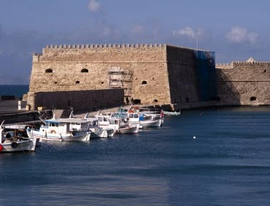 Κρήτη: Τουρίστας κολυμπούσε και βρήκε αρχαίο αμφορέα (φωτό)